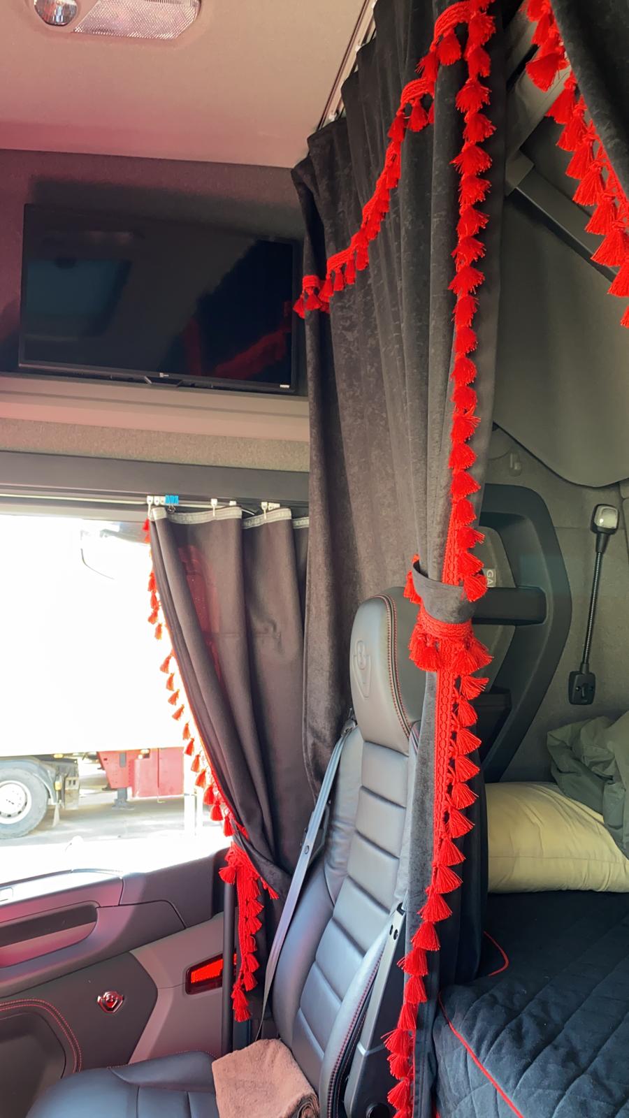 Tessuto Felpato Misura Universale Accessori Decorativi per Camion Sconosciuto Set di 3 Tende Rosse con Pompon Bianchi Tutti i Modelli 