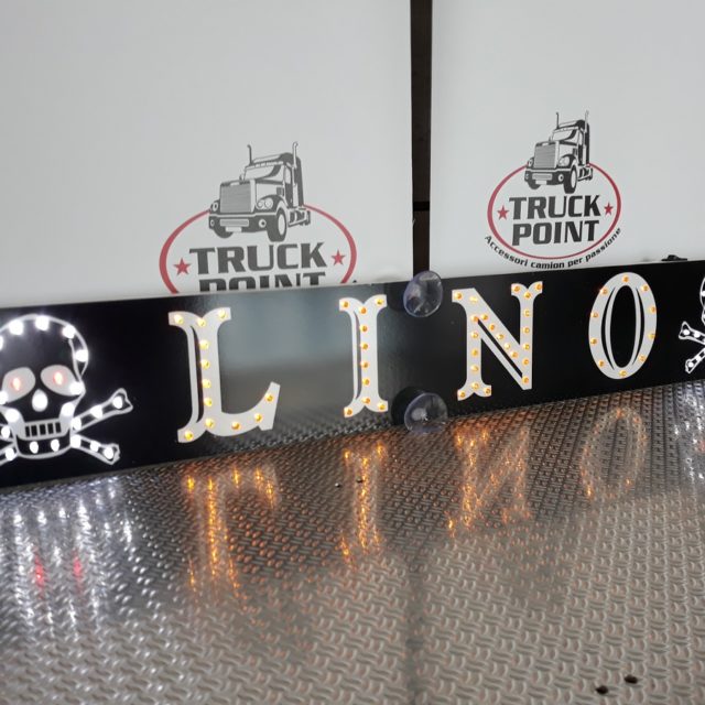 Camionista Camion Targhetta Portanome Misura 50x10 CM Con RGB Controllore 22 Funzioni - LED Acrilico Targa Luminosa 12V O 24V - 5V Attacco USB - Con Nobile Incisione Laser