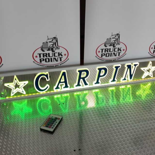 Targa Nome Per Interni Cabina Targa Nome LED Per Cabina Camion - Dimensioni 30x10 Cm, Incisa, Luce A 7 Colori Cambiabili, USB Targa Nome Per Camion