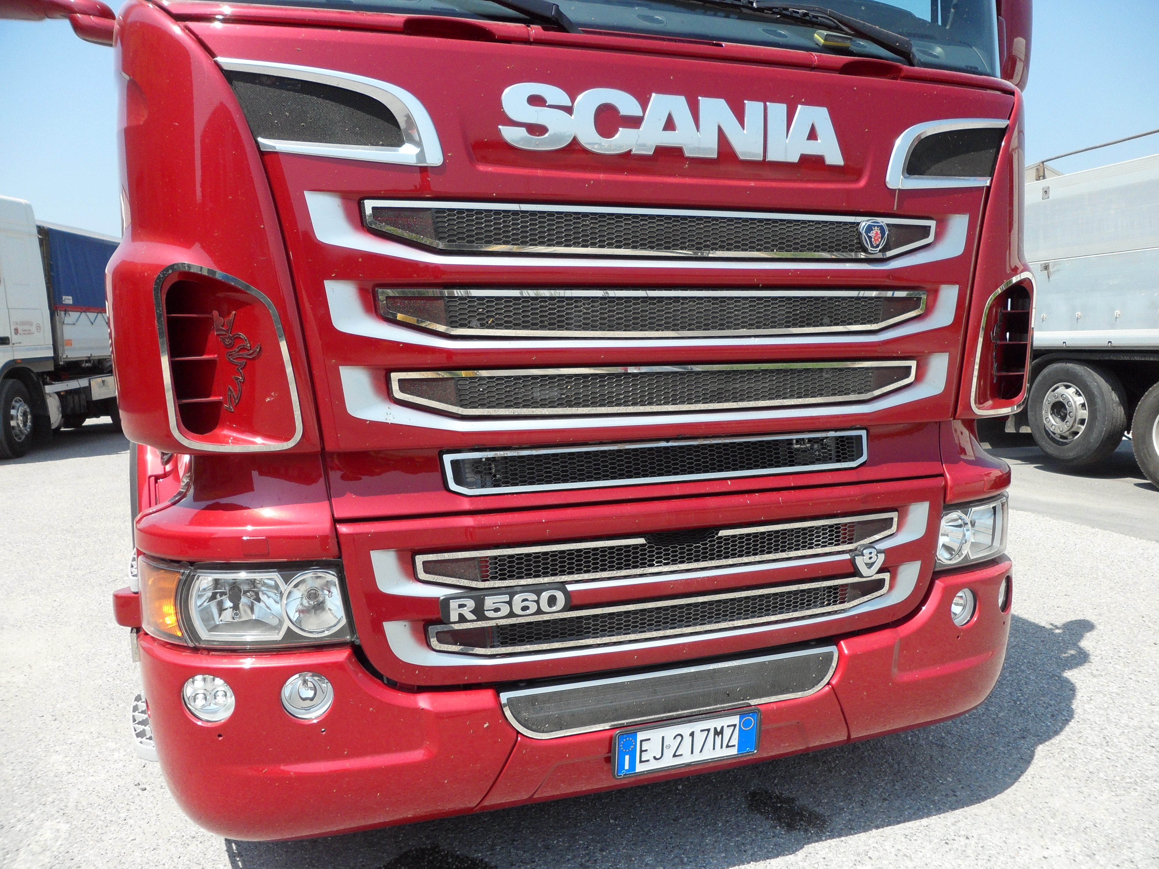 2 x acciaio INOX griglia anteriore Dash angolo decorazioni laser inciso grifoni per Scania R 2010/16 Trucks 