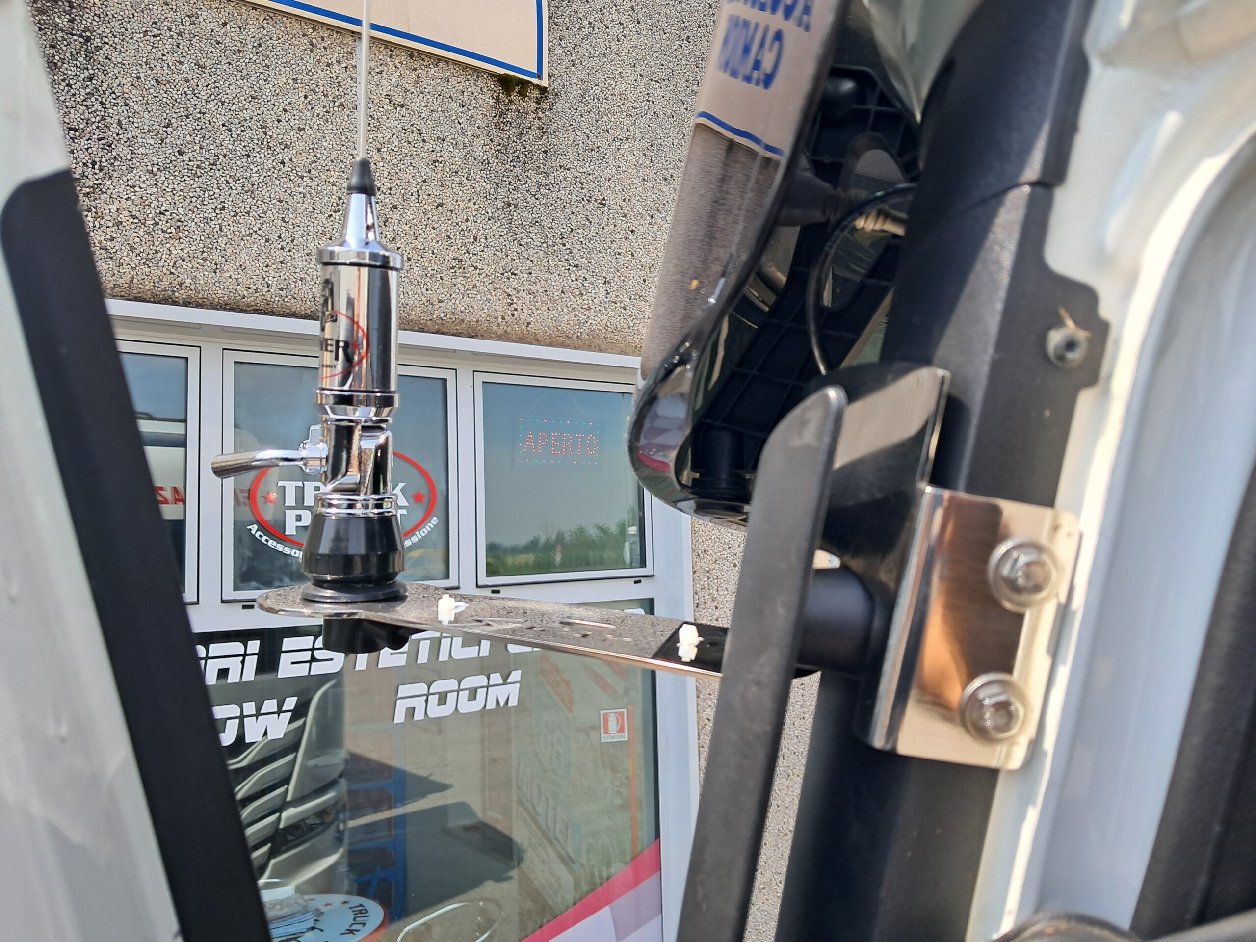 Supporto Antenna PNI SPA-12 Per Iveco S-WAY E HI-WAY – Montaggio Su Montante Verticale
