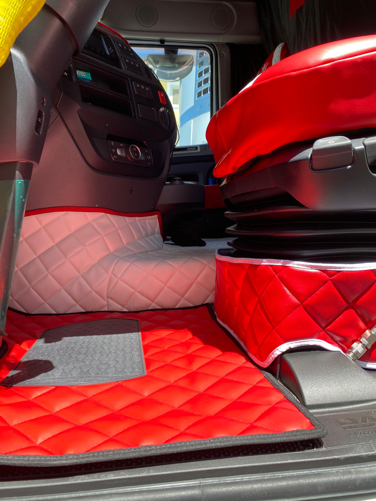 Set Tappetini + Coprimotore Per DAF CF EURO 6 AUTOMAT (2013+) - Ecopelle Beige Con Bordo Nero, Guida A Sinistra
